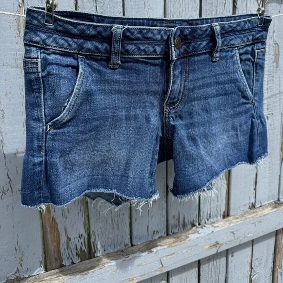 American Eagle Women’s Denim Shorts Size 4 Cut Off Style Stretch Fit - Picture 2 of 5